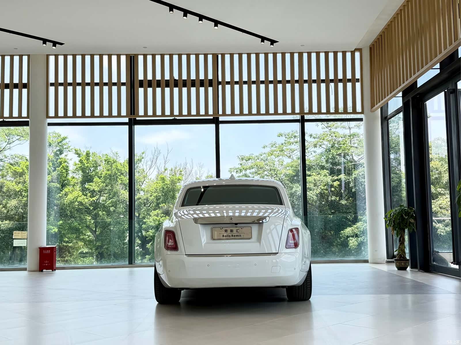 Rolls-Royce Phantom, 2024 4