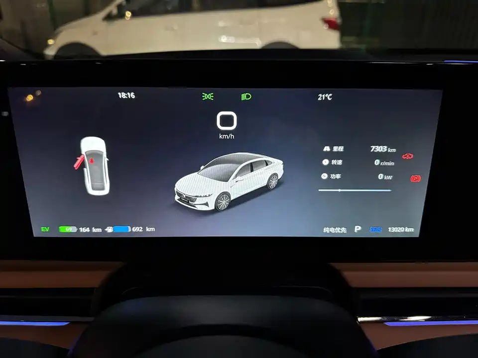 VOYAH Lantu chasing light