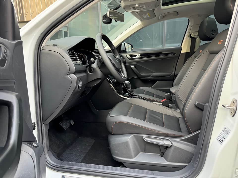 Volkswagen T-ROC exploring Songs