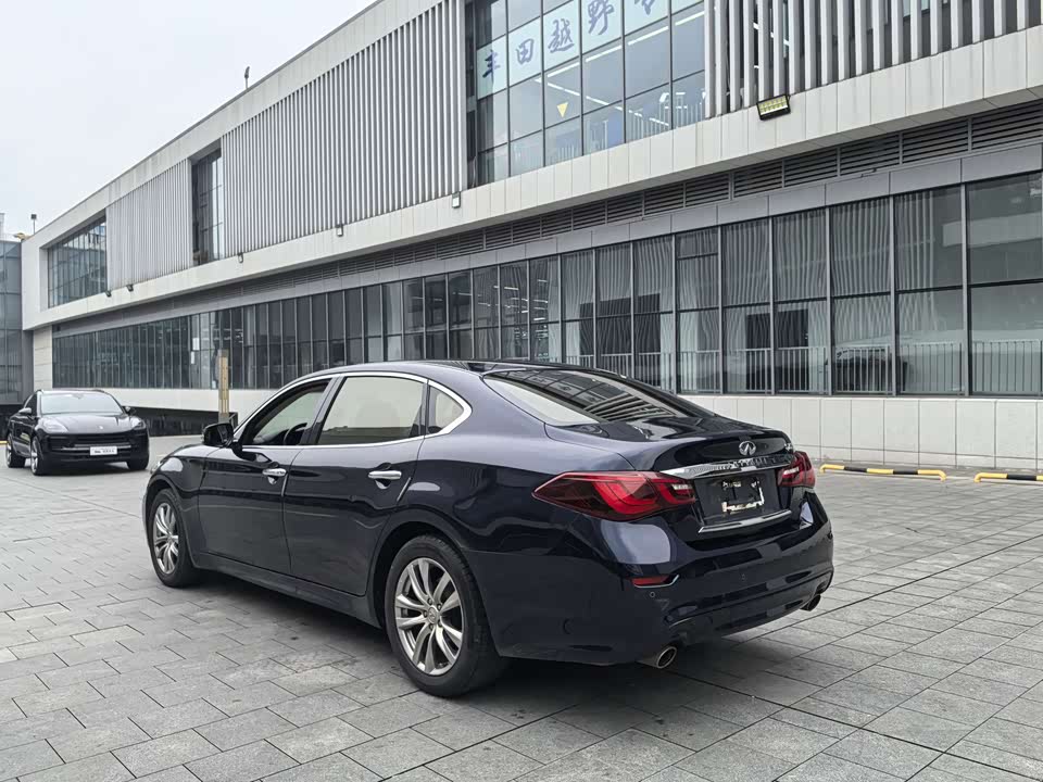 Infiniti Q70