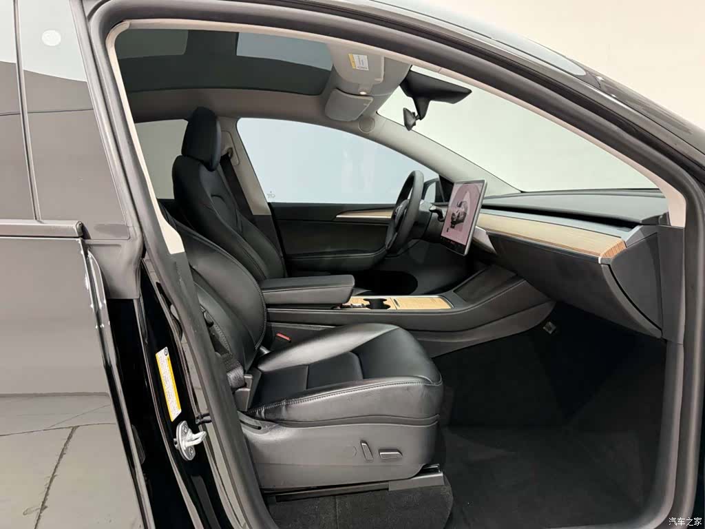 Tesla Model Y, 2023 19