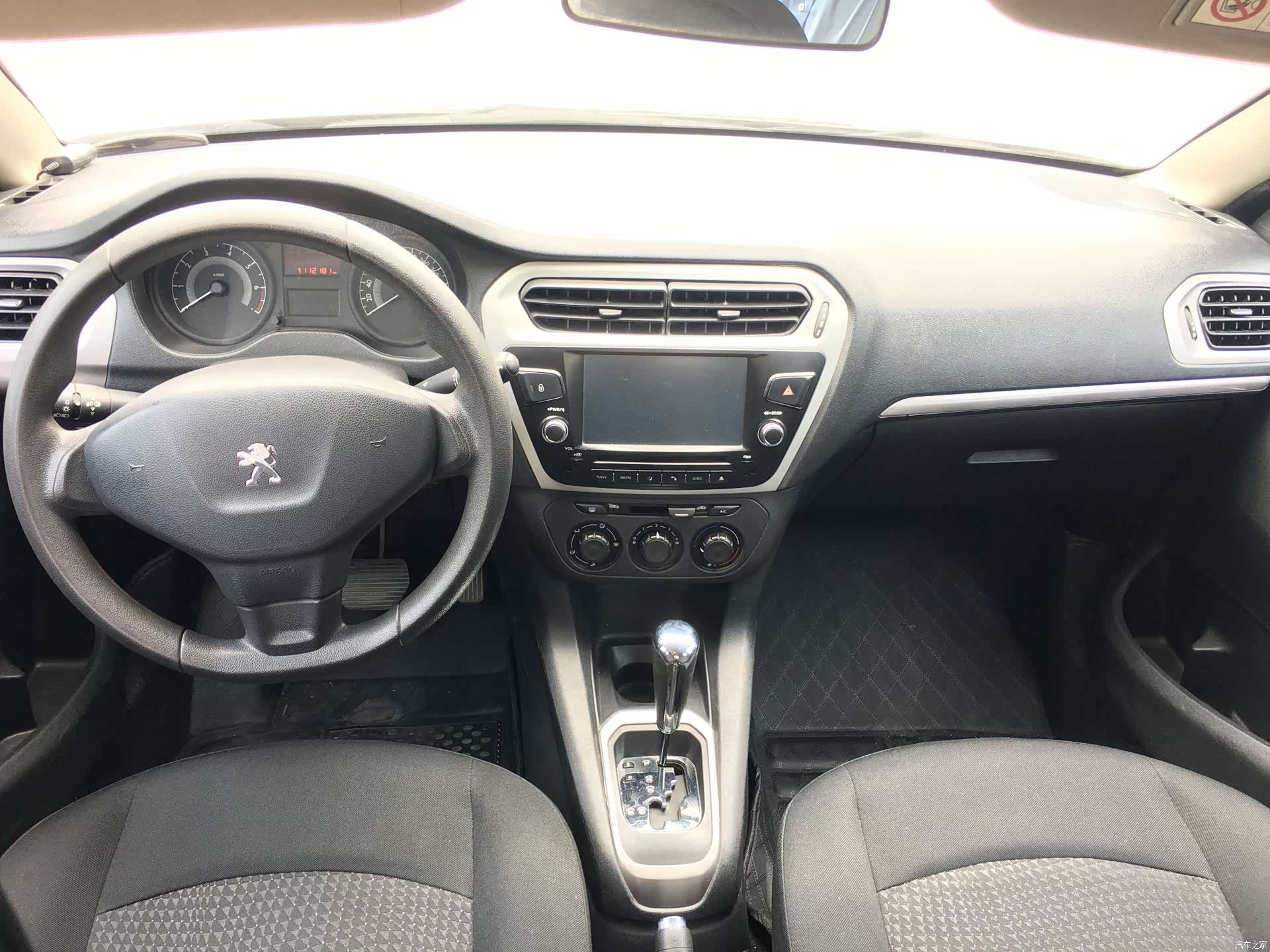 Peugeot 301, 2015 4