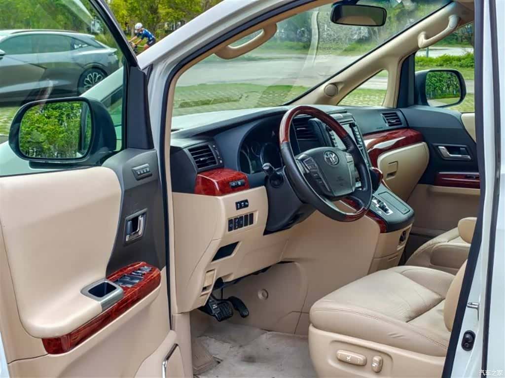 Toyota Alphard, 2010 4