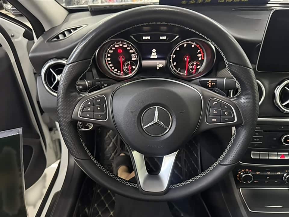 Mercedes-Benz GLA Mercedes-Benz GLA