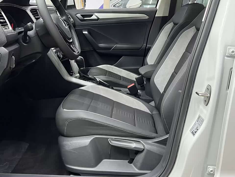 Volkswagen T-ROC exploring Songs