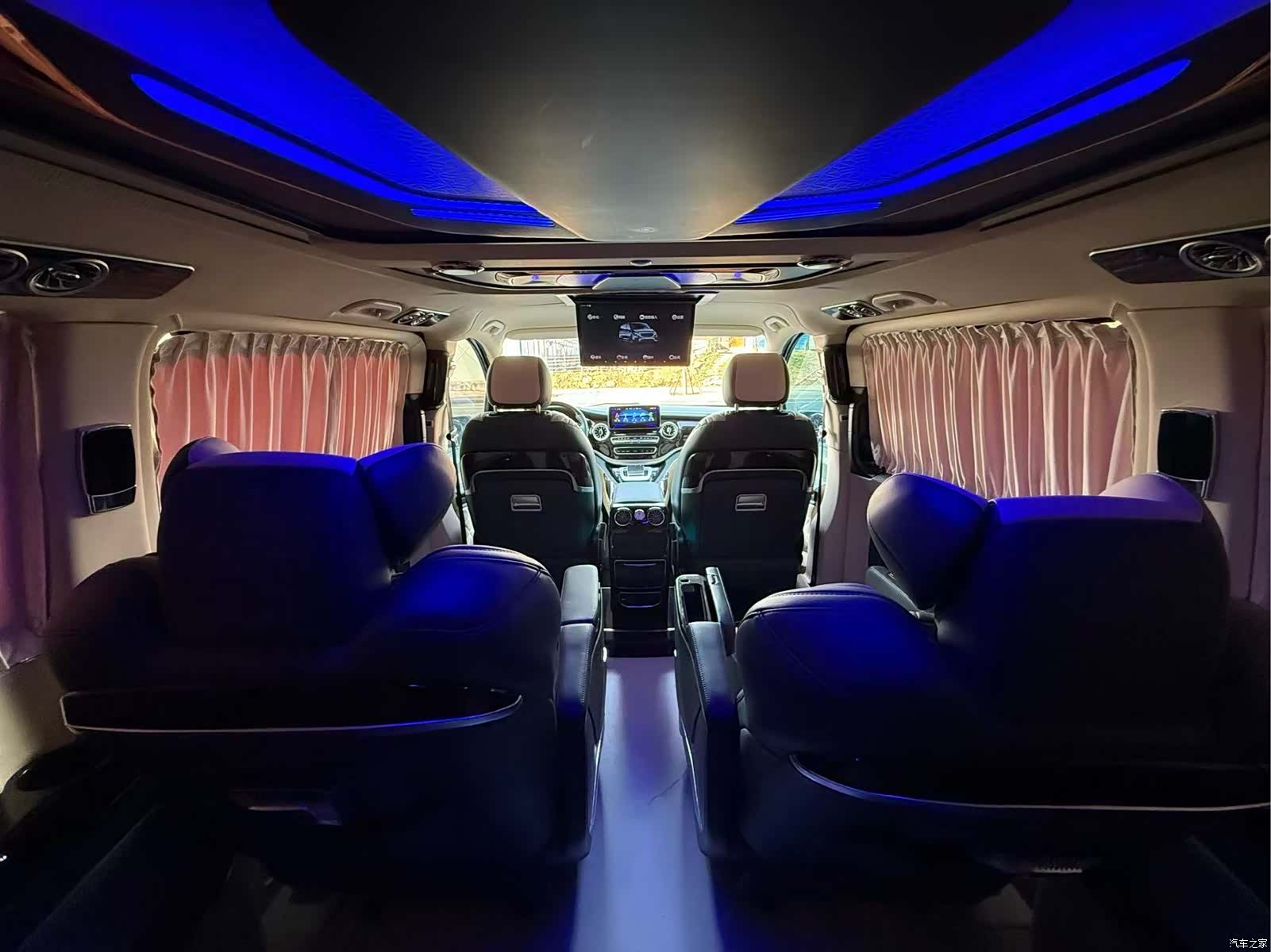 Mercedes-Benz 7, 2022 13