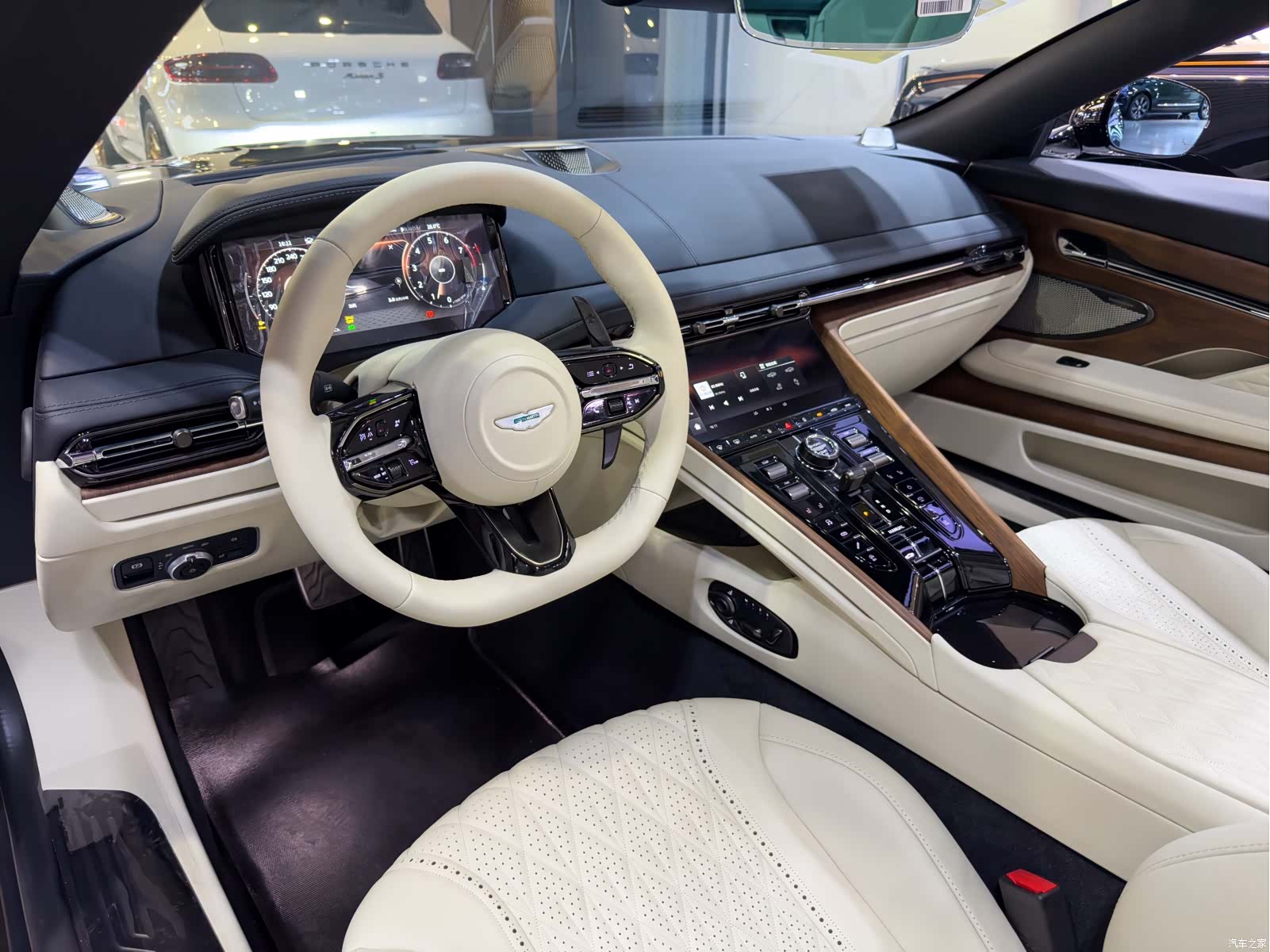 Aston Martin DB12, 2025 7