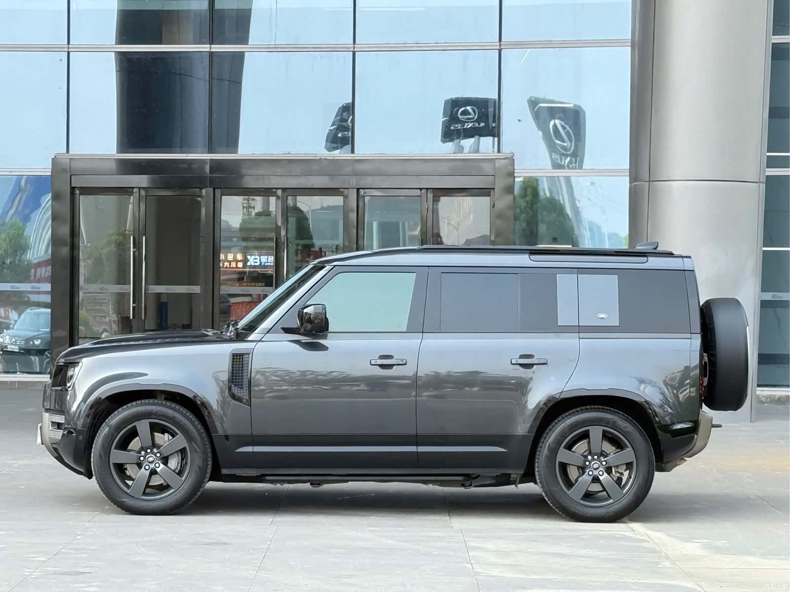 Land Rover Defender, 2021 3