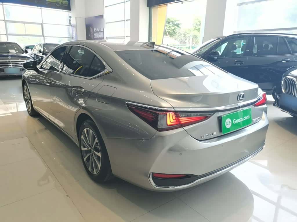 Lexus ES, 2022 все фото