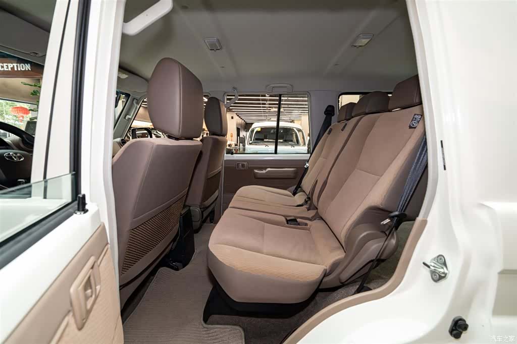 Toyota Land Cruiser, 2026 10