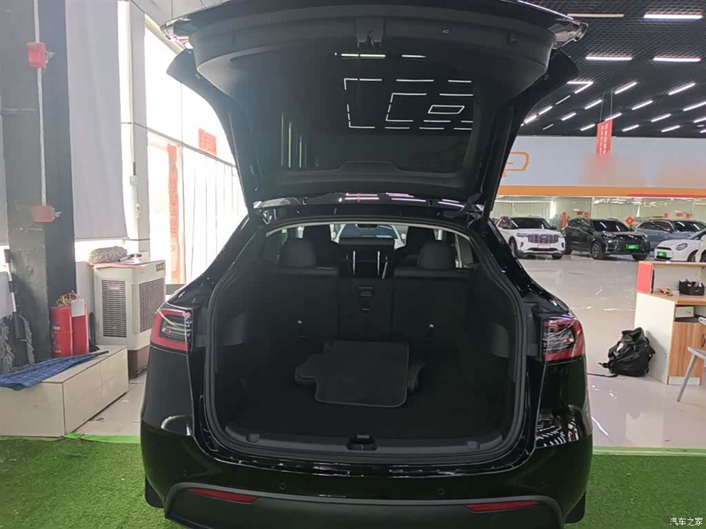 Tesla Model Y, 2023 19