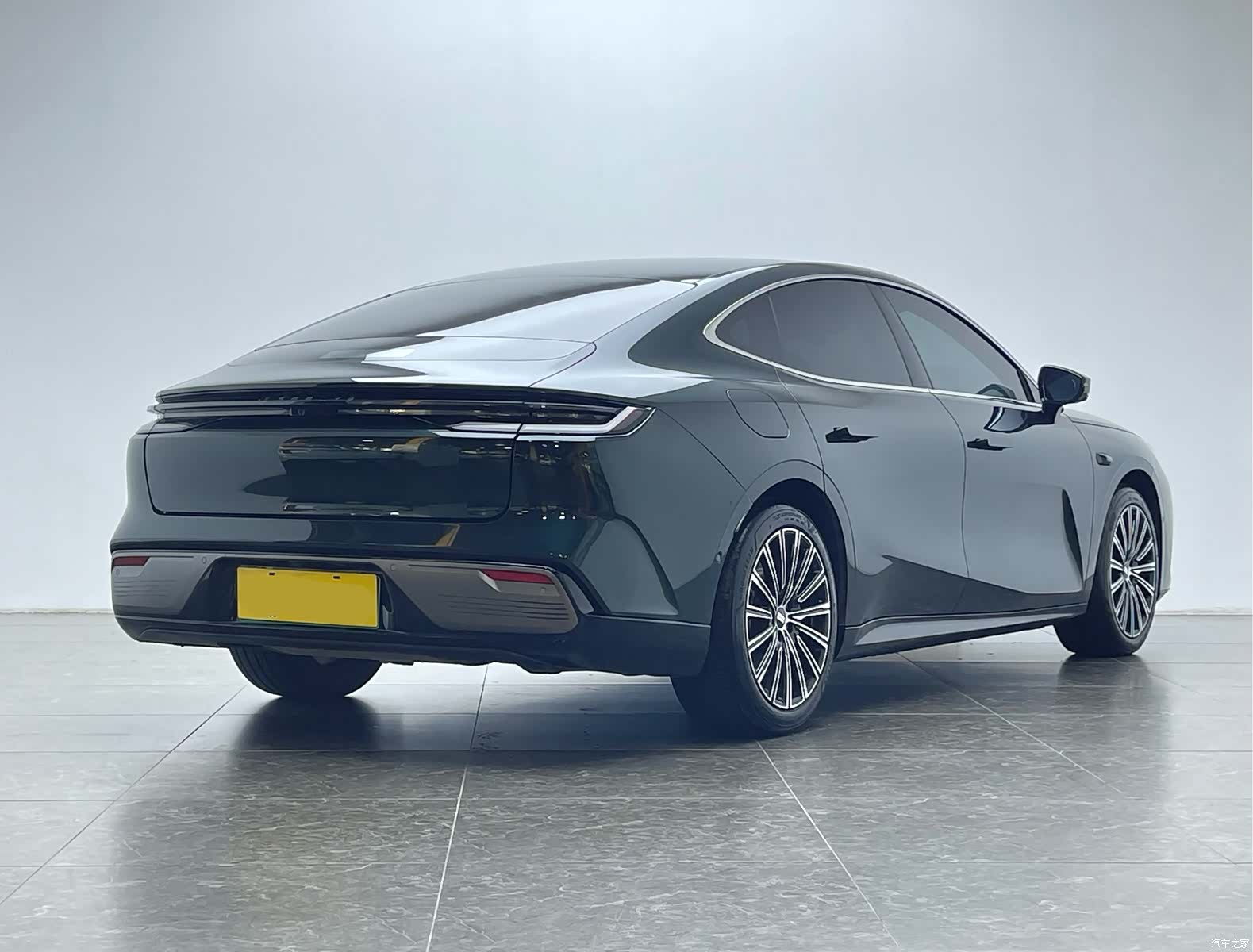 Geely 8, 2025 3