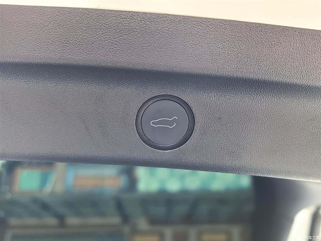 Tesla Model Y, 2024 16