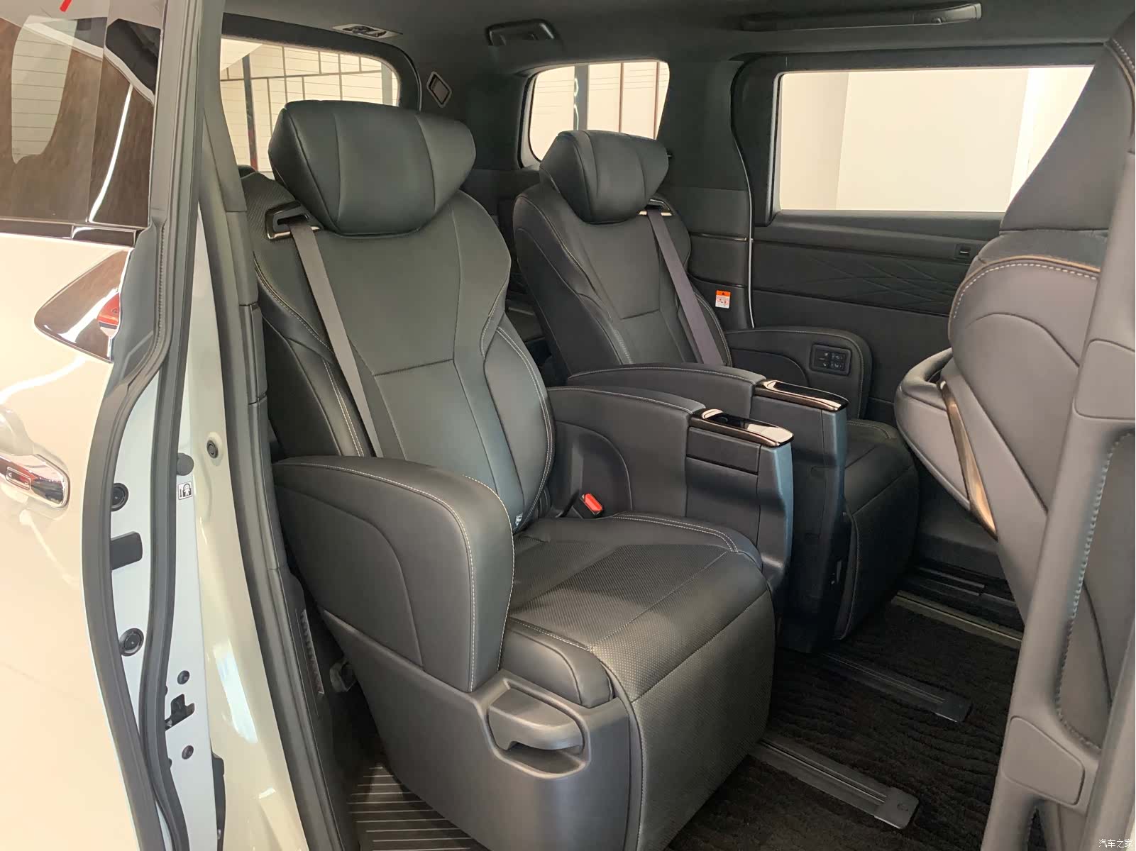 Toyota Alphard, 2025 8