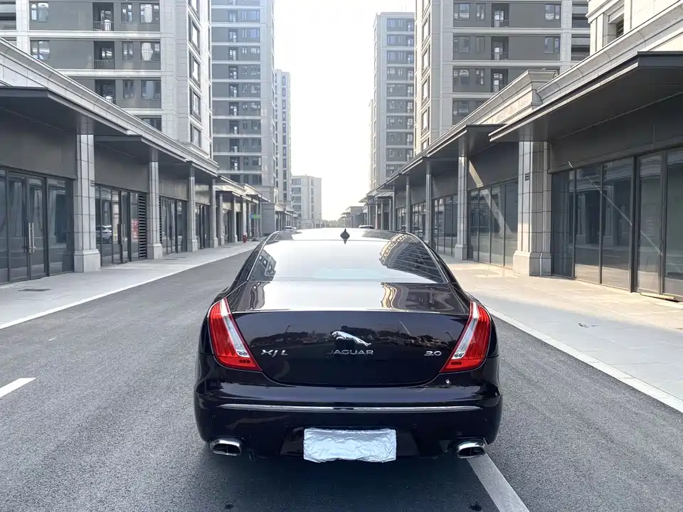 Jaguar XJ