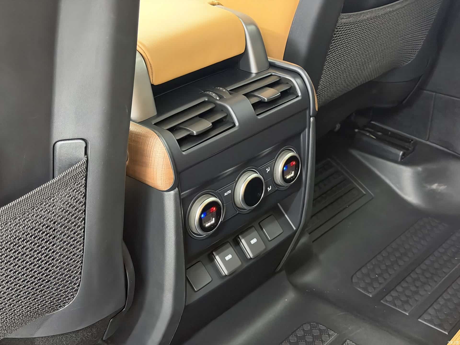 Land Rover Defender, 2023 14