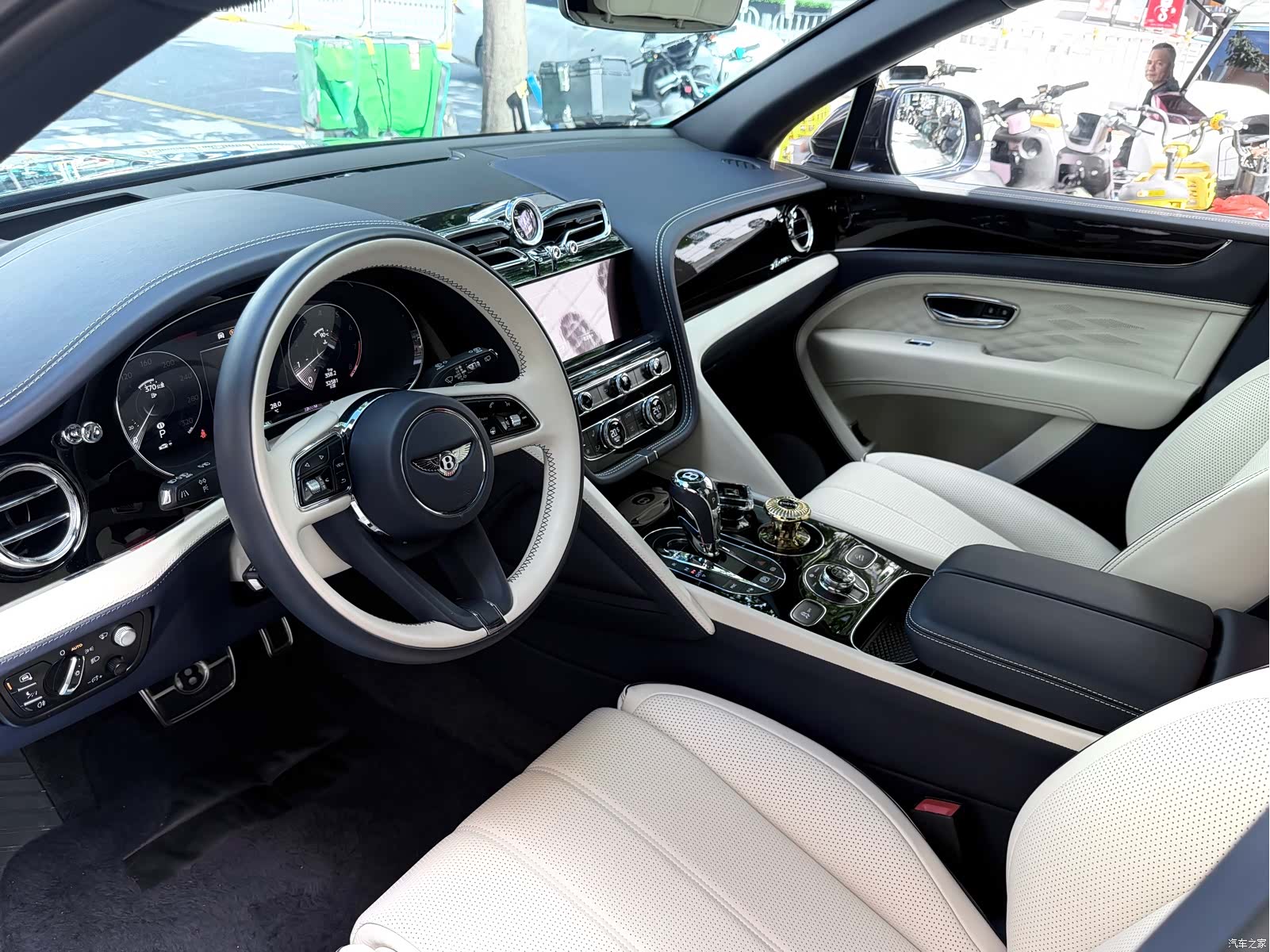 Bentley Bentayga, 2023 7