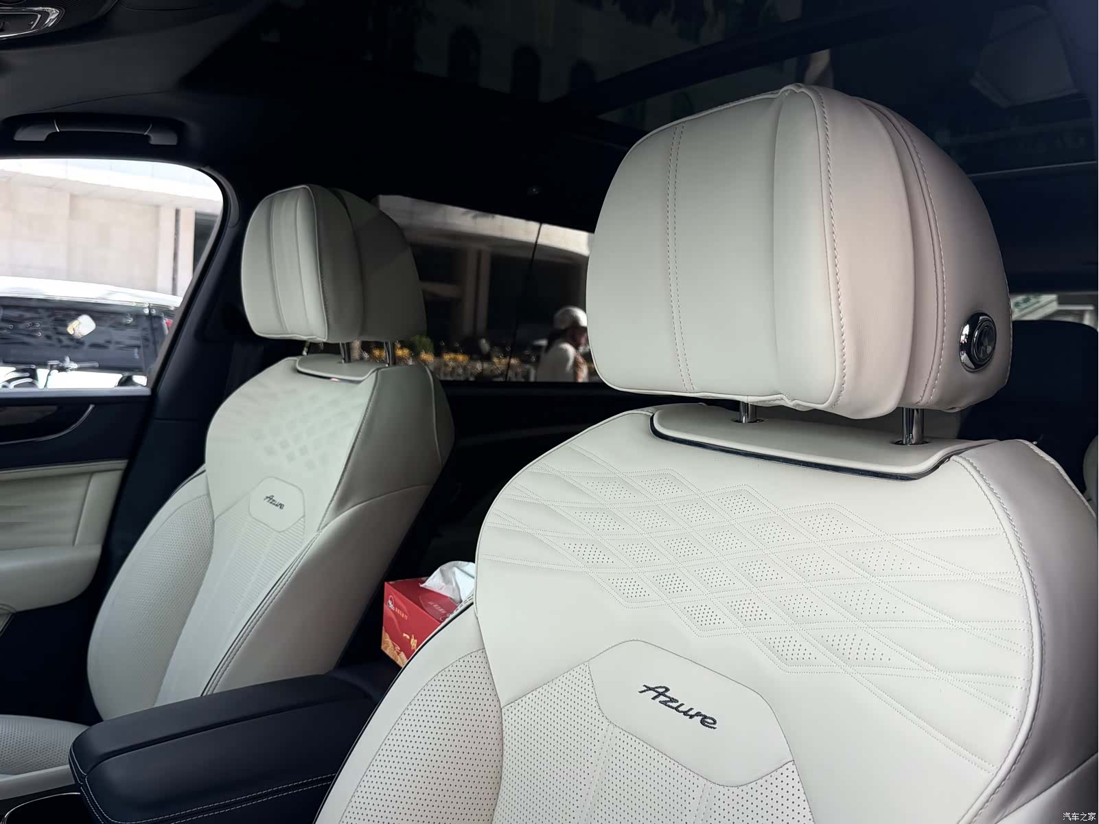 Bentley Bentayga, 2023 9