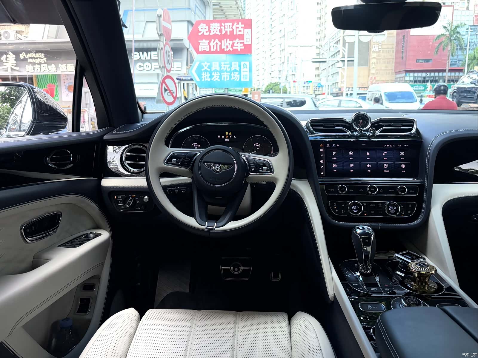 Bentley Bentayga, 2023 16