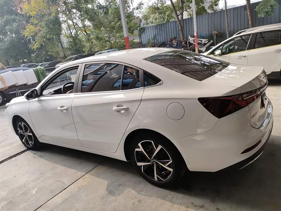 Roewe i5