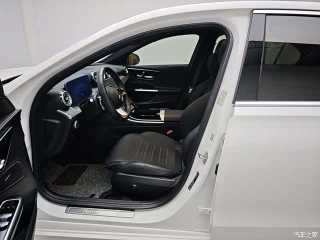 Mercedes-Benz C-Class, 2024 13