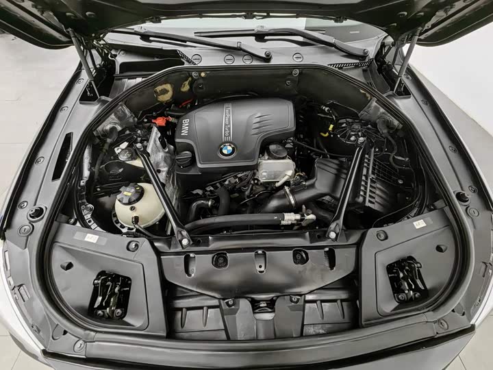 BMW 5 Series GT 2015 528i Leading