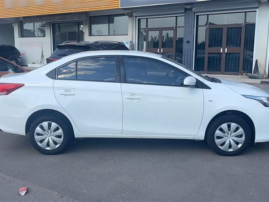 Toyota YARiS L to enjoy