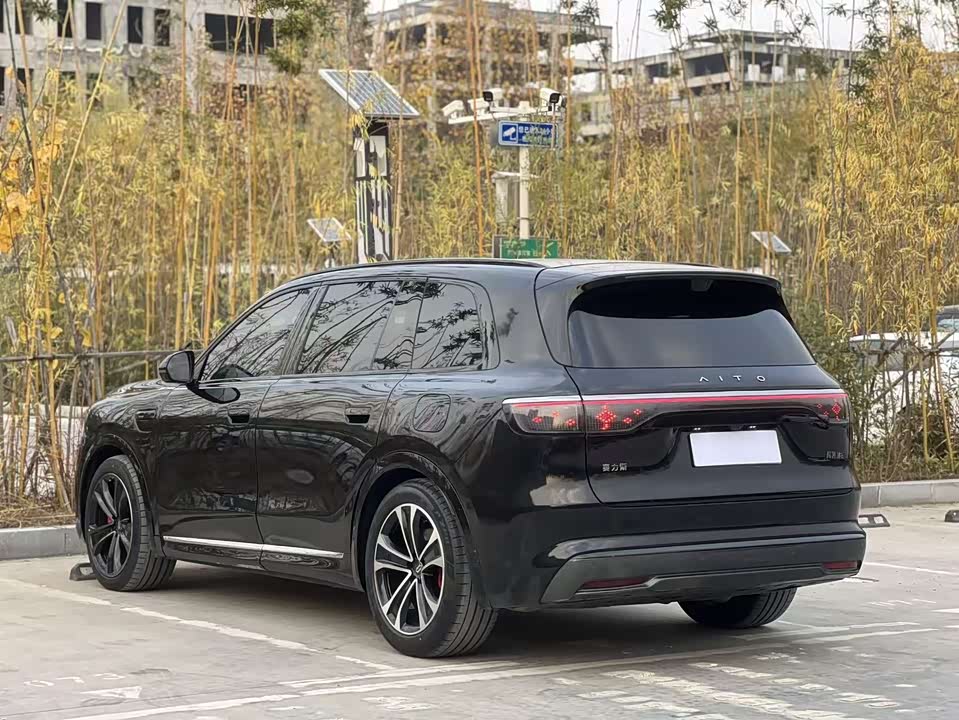 AITO Ask the world M8