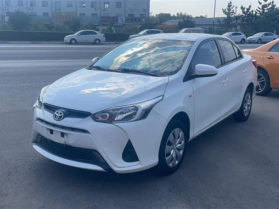 Toyota YARiS L to enjoy