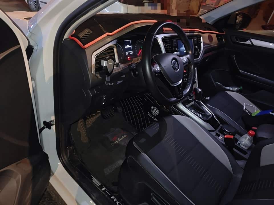 Volkswagen T-ROC exploring Songs