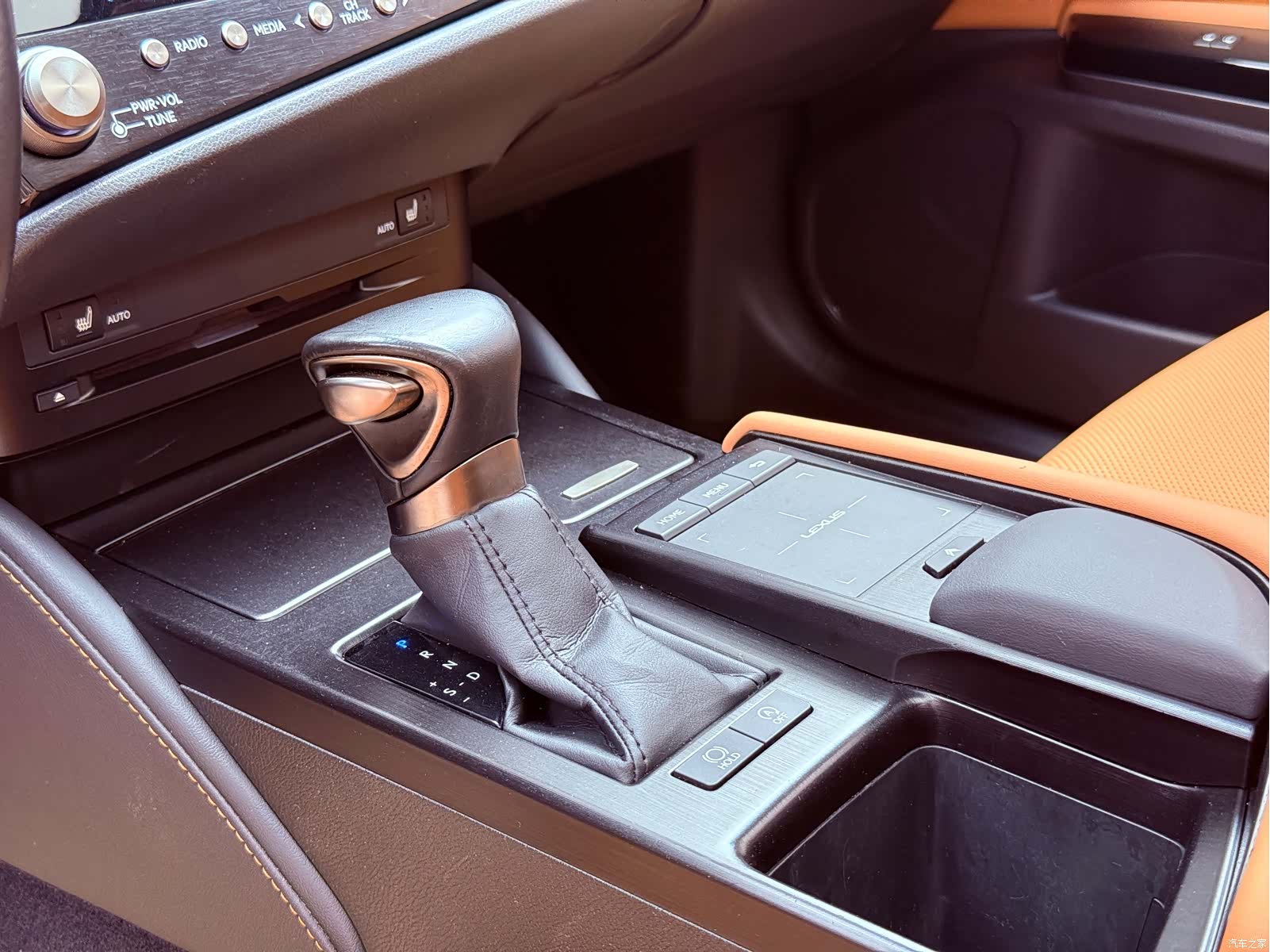 Lexus ES, 2022 15