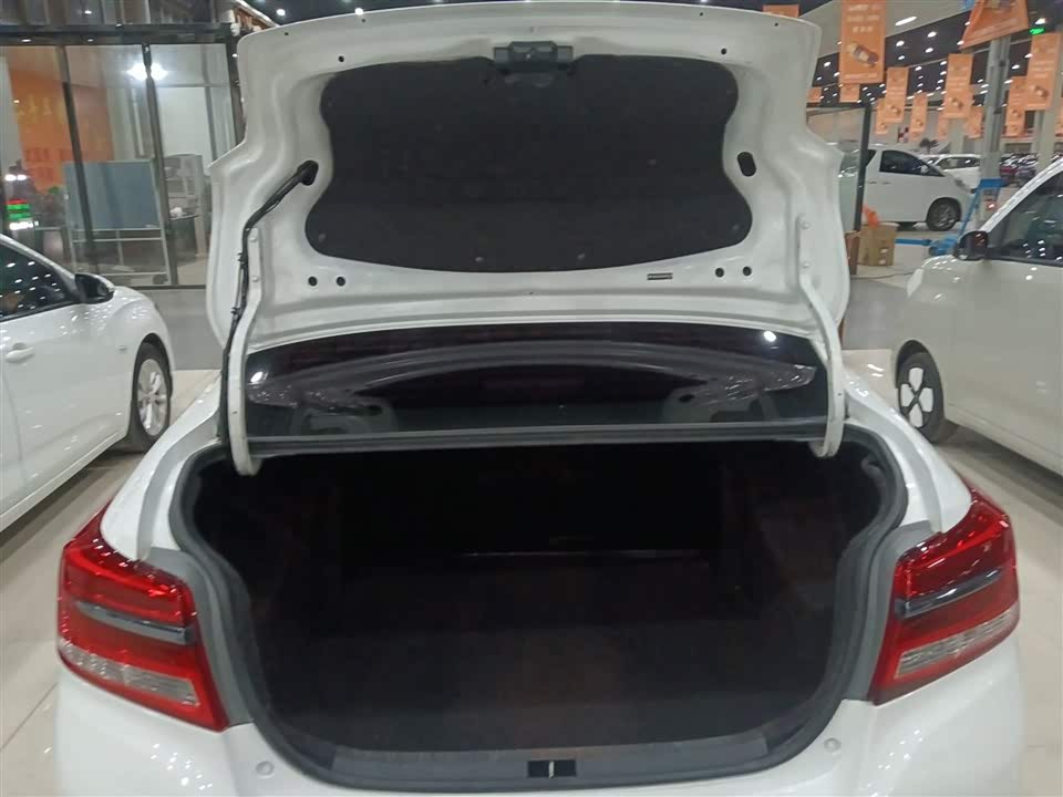 Toyota YARiS L to enjoy