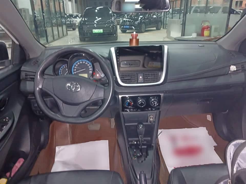 Toyota YARiS L to enjoy