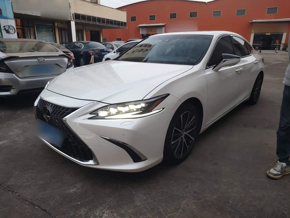 Lexus ES