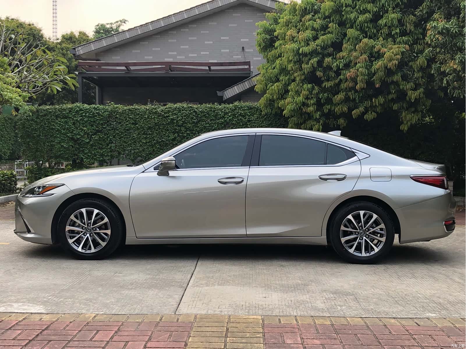 Lexus ES, 2022 4