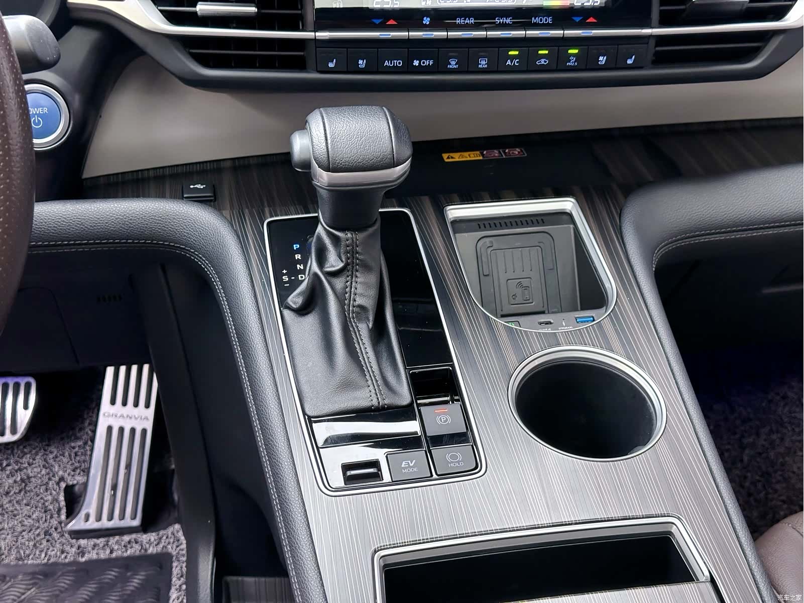 Toyota Granvia, 2023 28