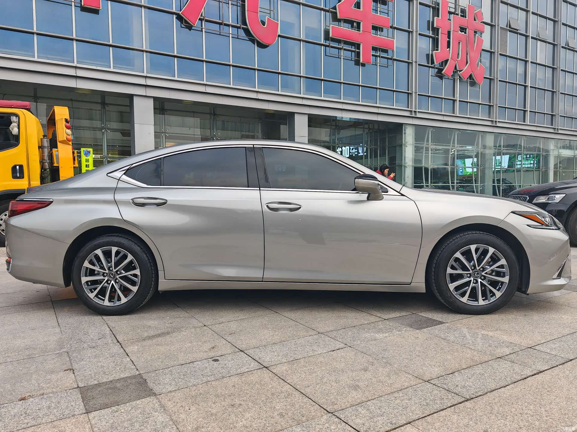 Lexus ES, 2023 все фото