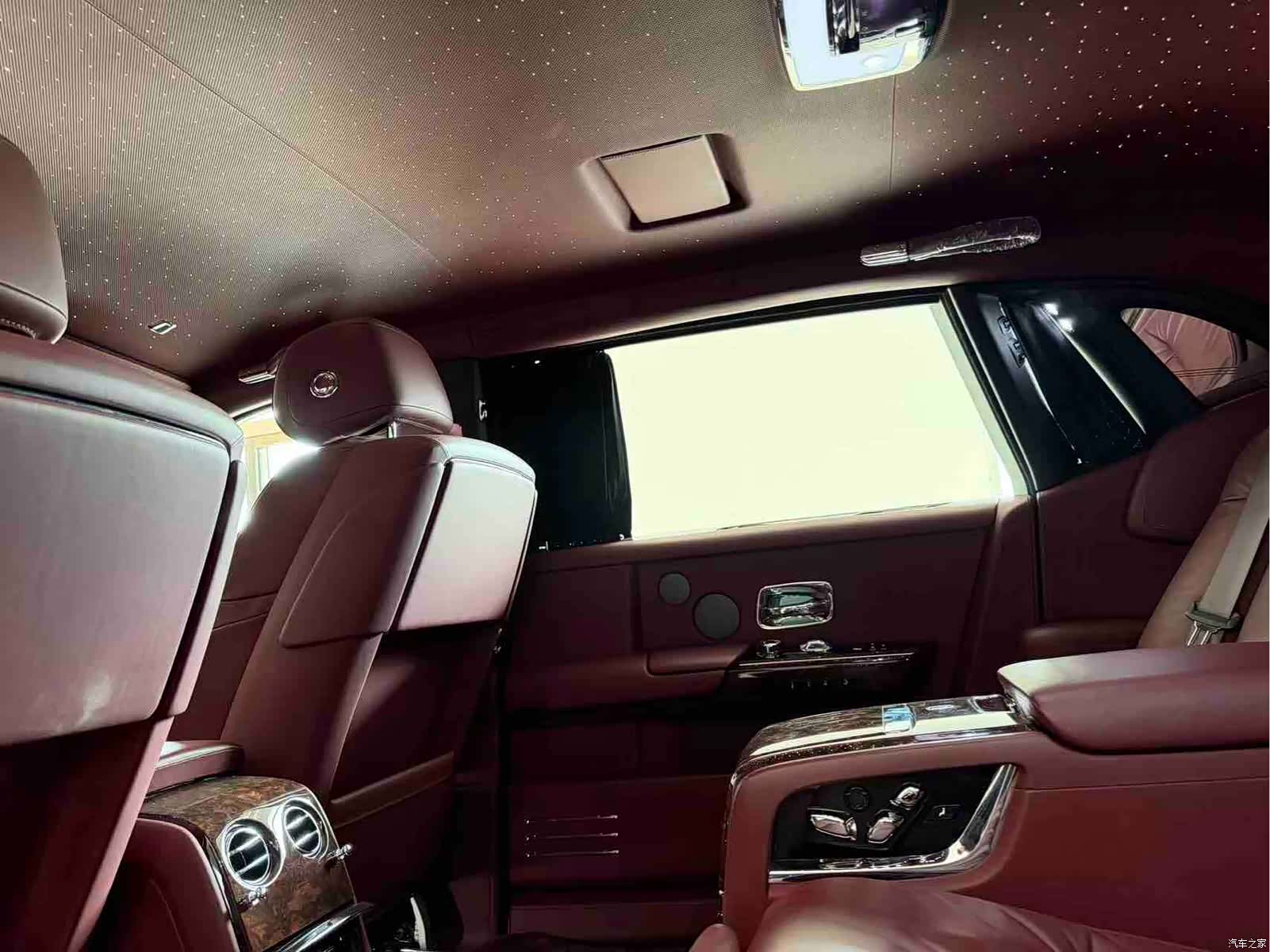 Rolls-Royce Phantom, 2023 8