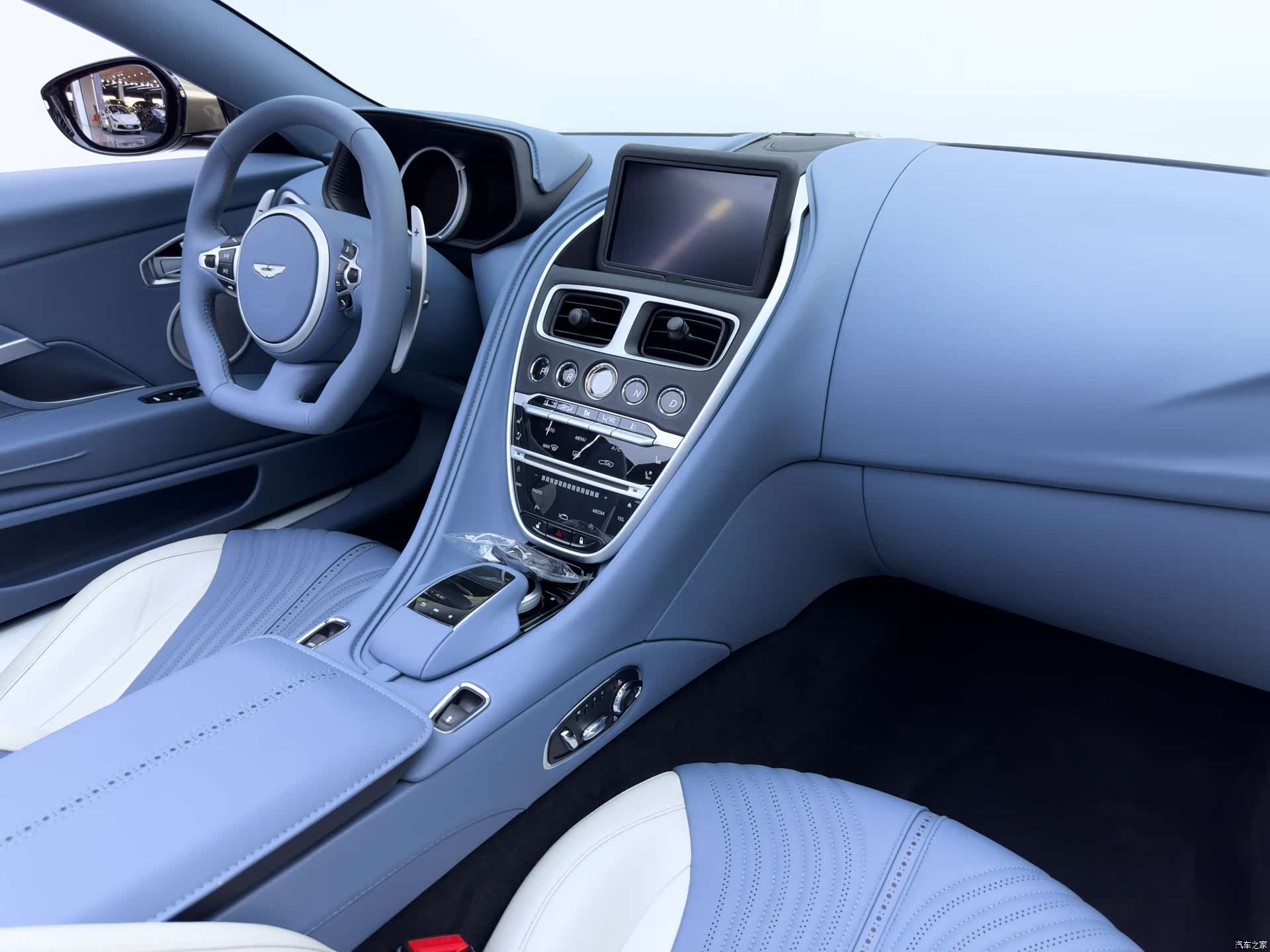 Aston Martin DB11, 2023 17