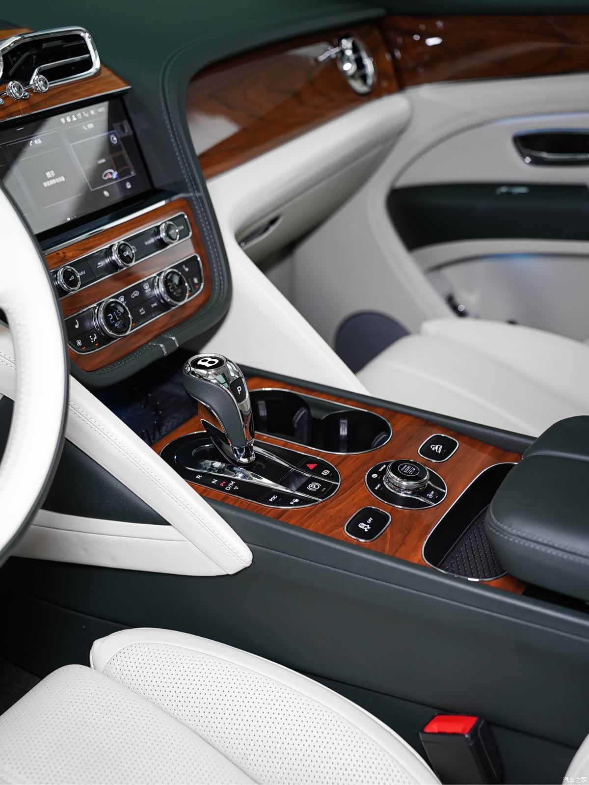 Bentley Bentayga, 2021 24