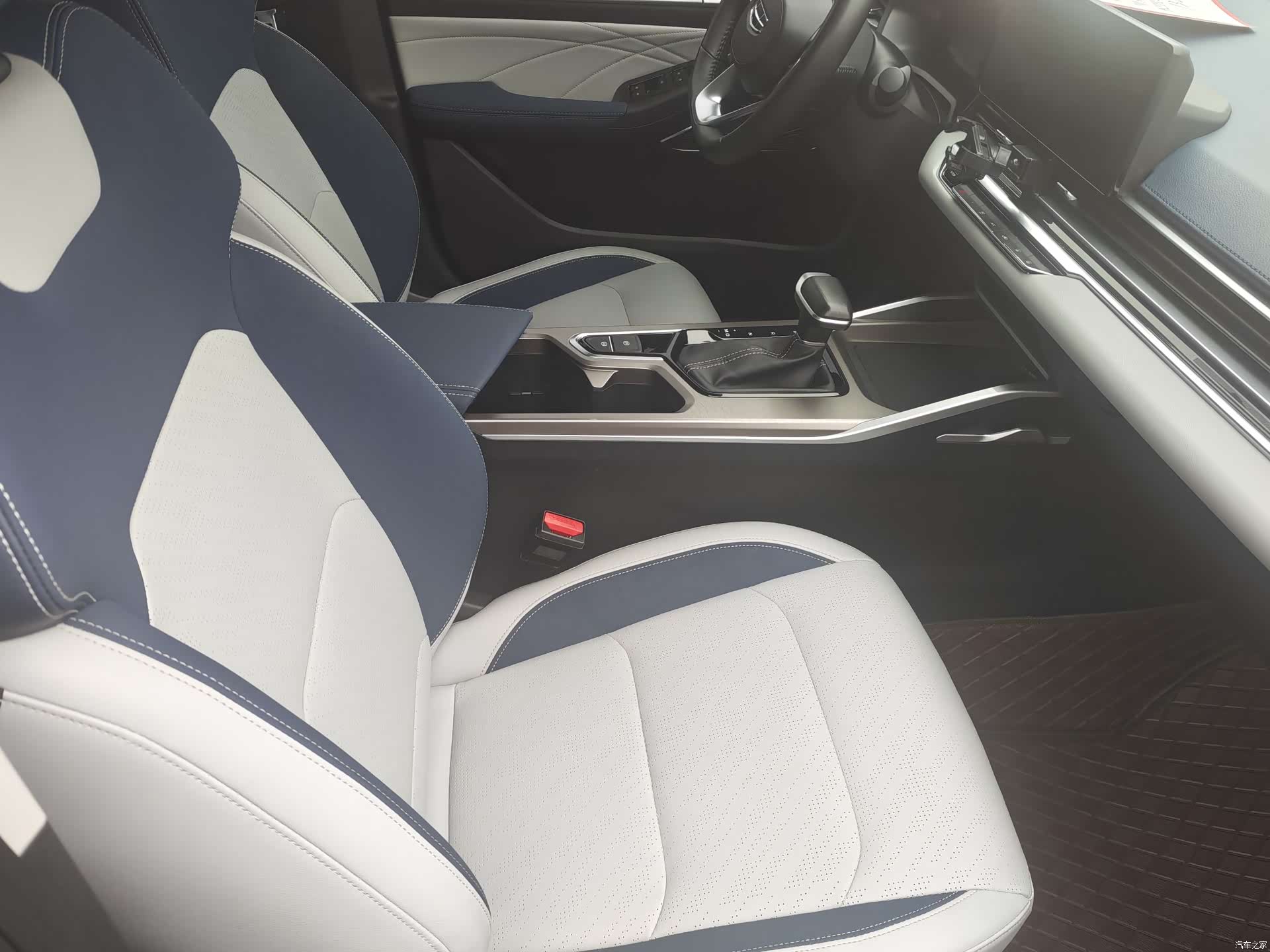Geely Emgrand, 2022 13