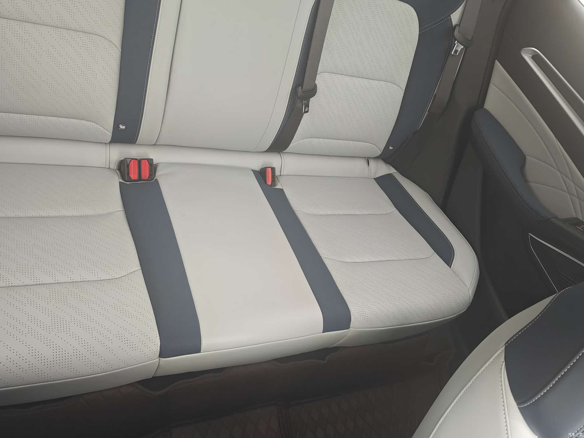 Geely Emgrand, 2022 14