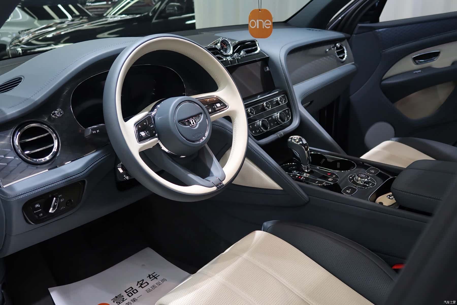 Bentley Bentayga, 2022 все фото