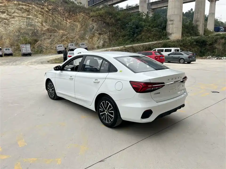 Roewe i5