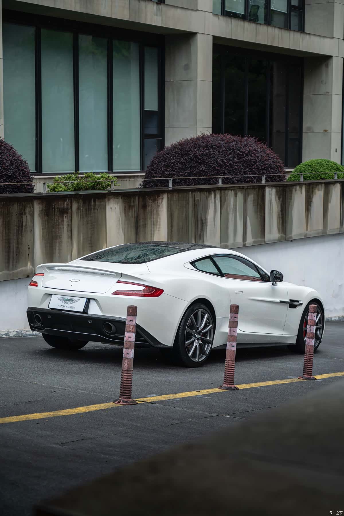 Aston Martin Vanquish, 2013 10