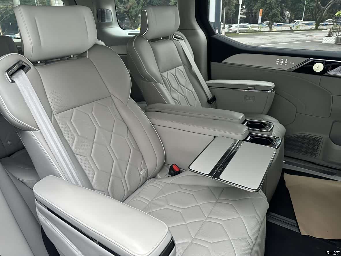 Volvo EM90, 2024 15
