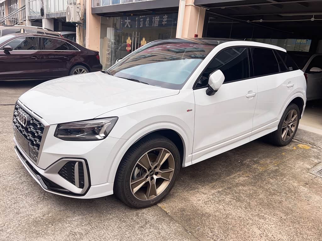 Audi Q2L
