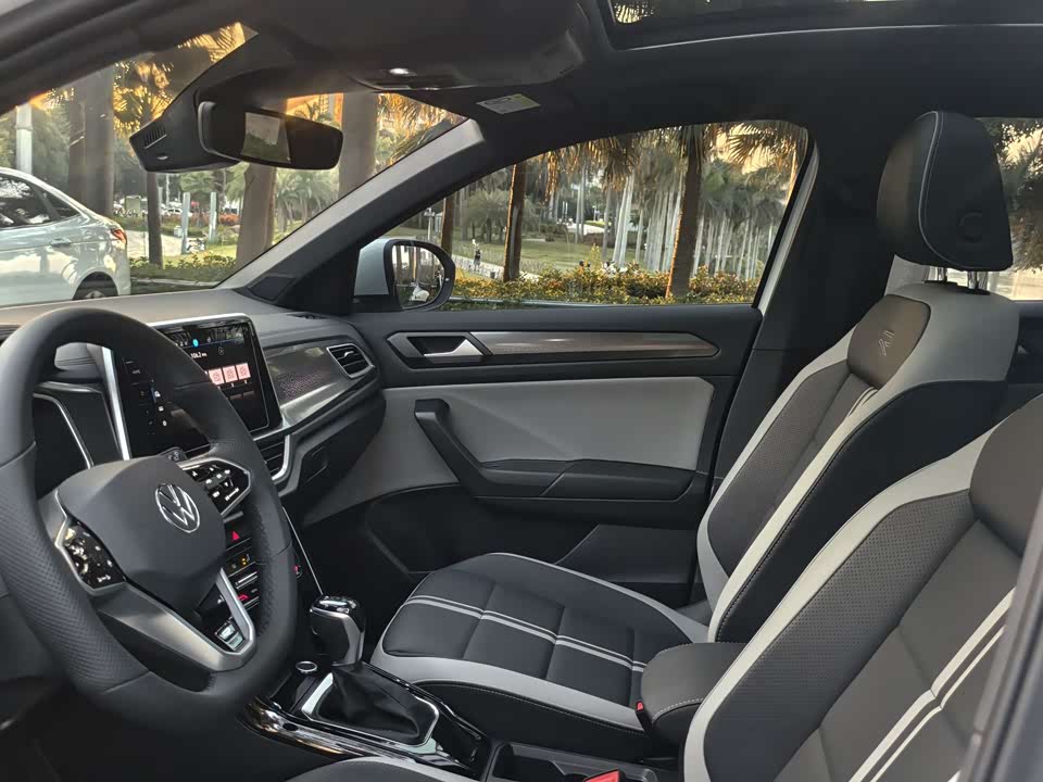 Volkswagen T-ROC exploring Songs