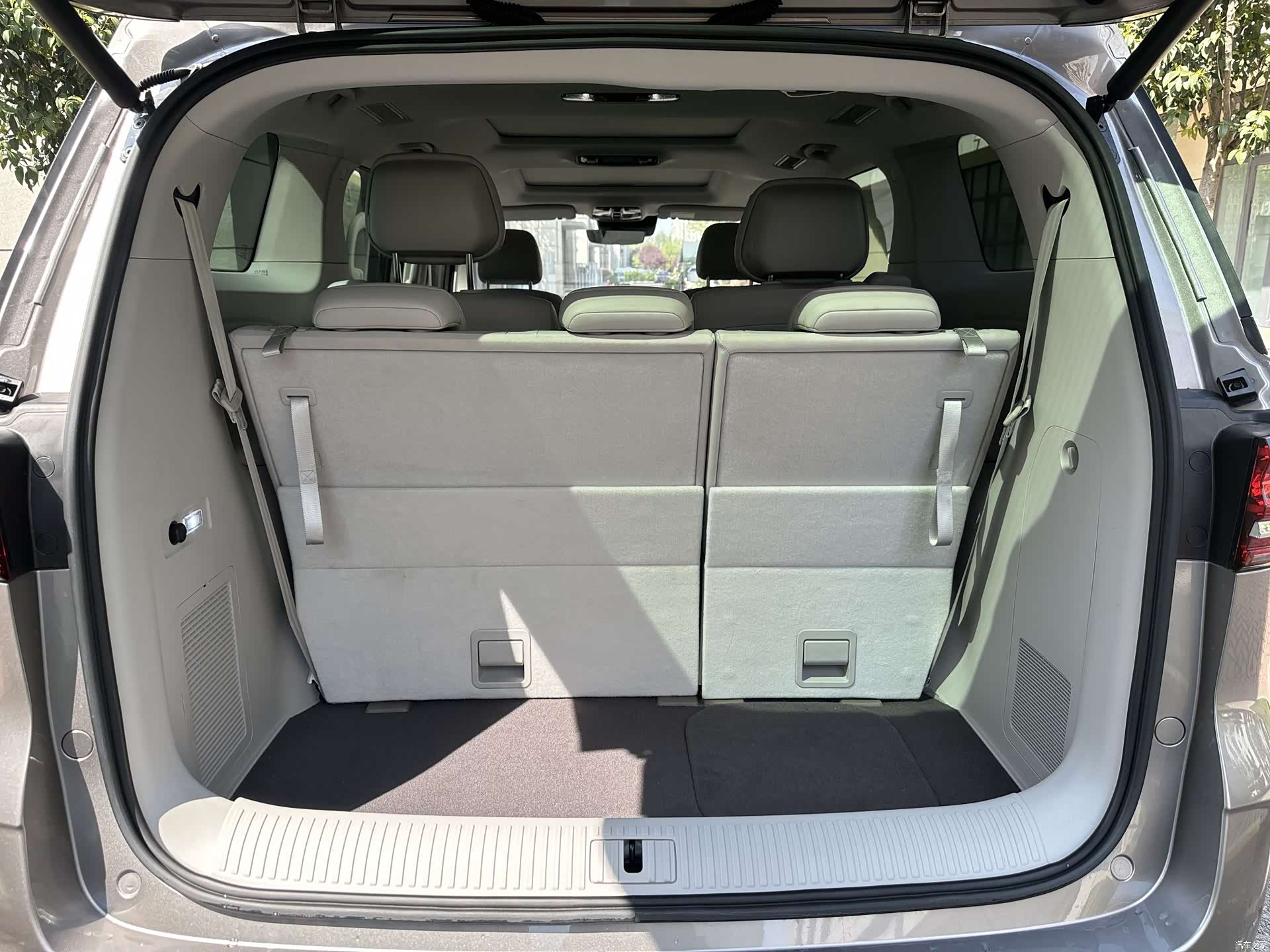 Roewe iMAX8, 2025 18