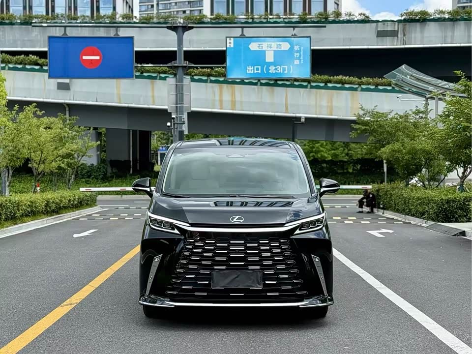 Lexus LM Lexus LM